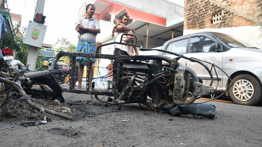 इलेक्ट्रिक बाइकमा आगलागी हुँदा भारतमा बाबुछोरीको ज्यान गयो