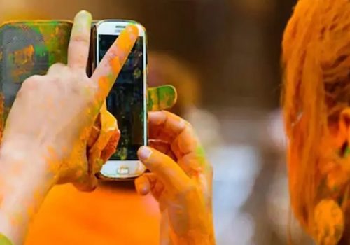 फागु खेल्दा पानी र रंगबाट यसरी बचाउनुहोस् आफ्नो मोबाइल फोन