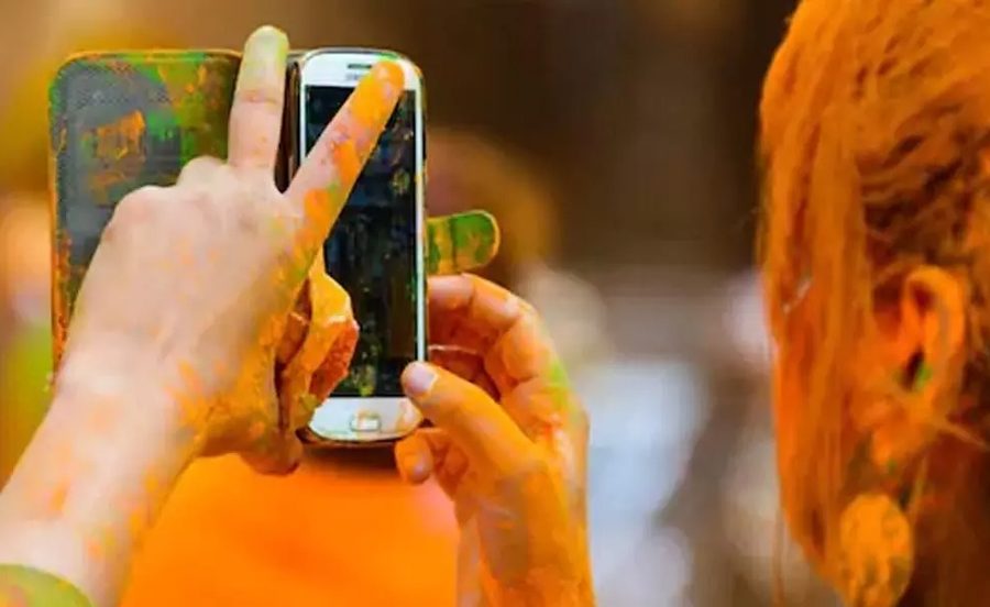 फागु खेल्दा पानी र रंगबाट यसरी बचाउनुहोस् आफ्नो मोबाइल फोन