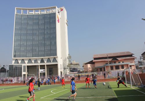 एनसेलले सीएरआरअन्तरगत तयार पारेको लैनचौर मैदानको बारबाट कामनपाले हटायो ‘ब्राण्ड कलर’