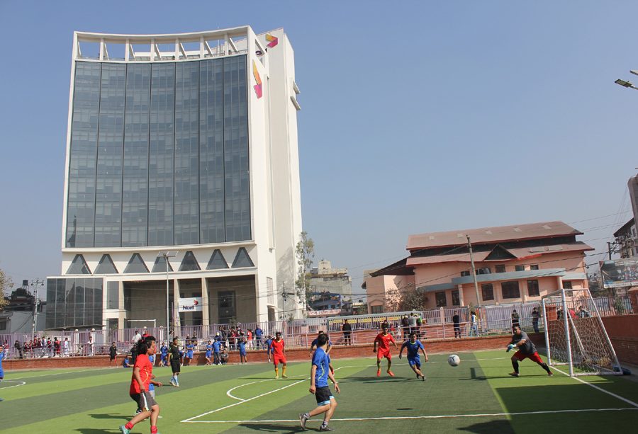 एनसेलले सीएरआरअन्तरगत तयार पारेको लैनचौर मैदानको बारबाट कामनपाले हटायो ‘ब्राण्ड कलर’