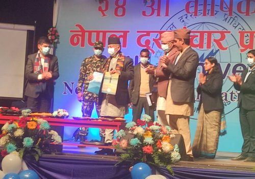 नेपाल दूरसञ्चार प्राधिकरणको सर्वोत्कृष्ट कर्मचारी पुरस्कार सहायक निर्देशक सुगन शाक्यलाई