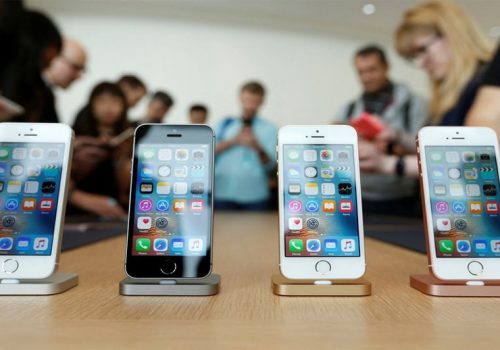 एप्पलले आईफोन, एयरपडको उत्पादन घटाउने