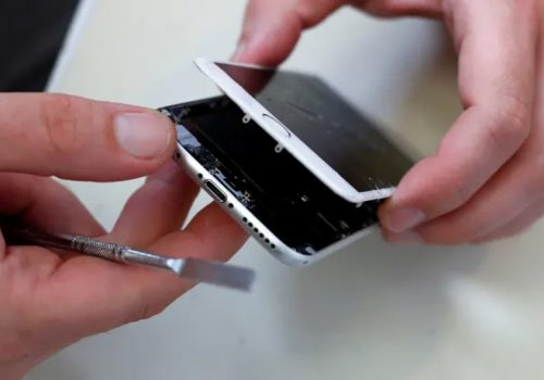 एप्पलले अब ग्राहकलाई पार्टपुर्जा किन्न दिने, ग्राहकले आईफोन आफैं ठीक गर्न सक्ने