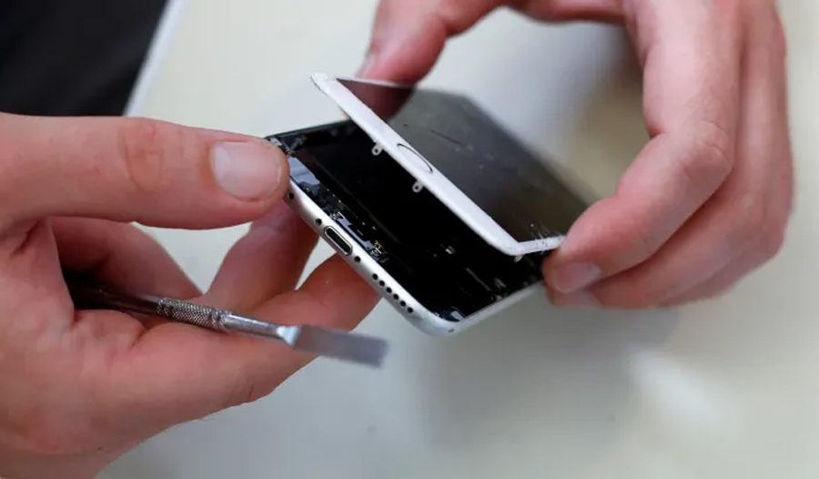 एप्पलले अब ग्राहकलाई पार्टपुर्जा किन्न दिने, ग्राहकले आईफोन आफैं ठीक गर्न सक्ने