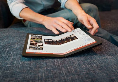 एचपीले पनि १७ इन्च फोल्डेबल ल्यापटपमा काम गर्दै