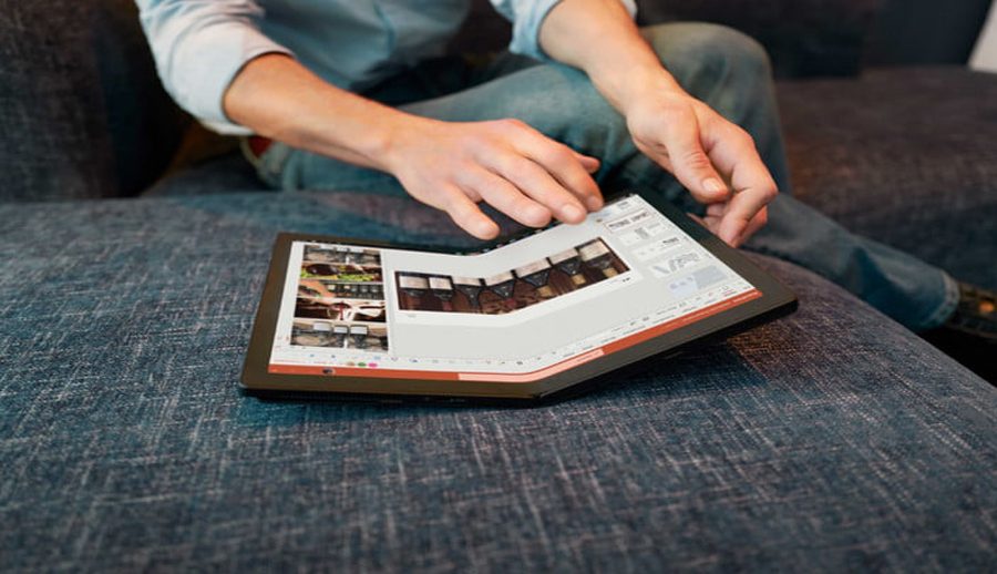 एचपीले पनि १७ इन्च फोल्डेबल ल्यापटपमा काम गर्दै