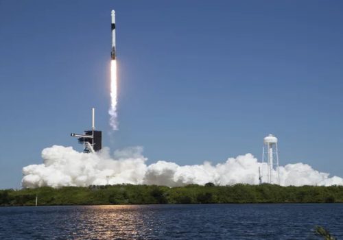 सम्पूर्ण निजी क्रूसहितको स्पेसएक्स क्याप्सुल अन्तरराष्ट्रिय अन्तरिक्ष केन्द्रमा प्रवेश