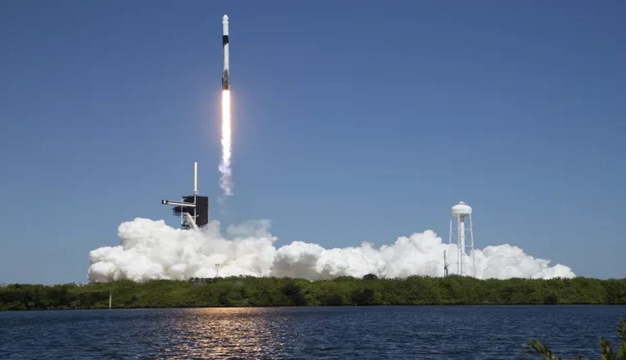 सम्पूर्ण निजी क्रूसहितको स्पेसएक्स क्याप्सुल अन्तरराष्ट्रिय अन्तरिक्ष केन्द्रमा प्रवेश