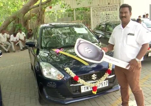 भारतीय आईटी कम्पनीले आफ्ना कर्मचारीलाई बाँड्यो १ सय ओटा कार