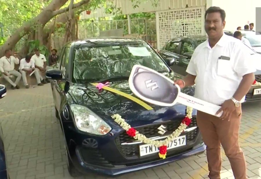 भारतीय आईटी कम्पनीले आफ्ना कर्मचारीलाई बाँड्यो १ सय ओटा कार