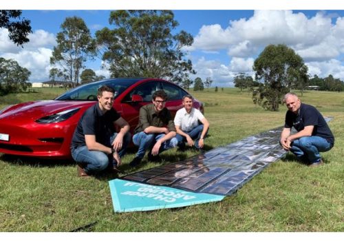 टेस्ला गाडीमा प्रिन्टेड सोलर प्यानल जडान गर्दै अस्ट्रेलियाका वैज्ञानिक