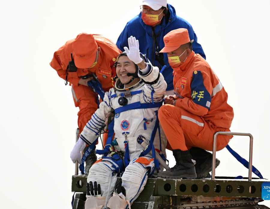 छ महिनाको अन्तरिक्ष स्टेशन मिसन पूरा गरेर फर्किए चिनियाँ अन्तरिक्ष यात्रीहरू