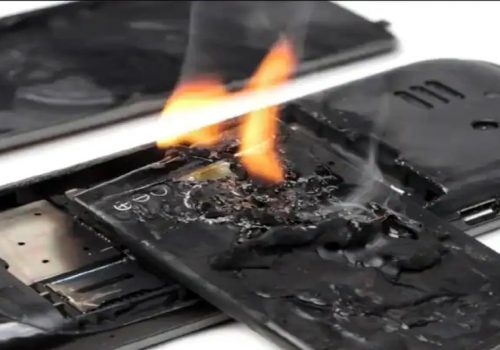 मोबाइलको ब्याट्रीमा आगलागी हुने ५ मुख्य कारण, आजै हटाउनुहोस् यी बानी