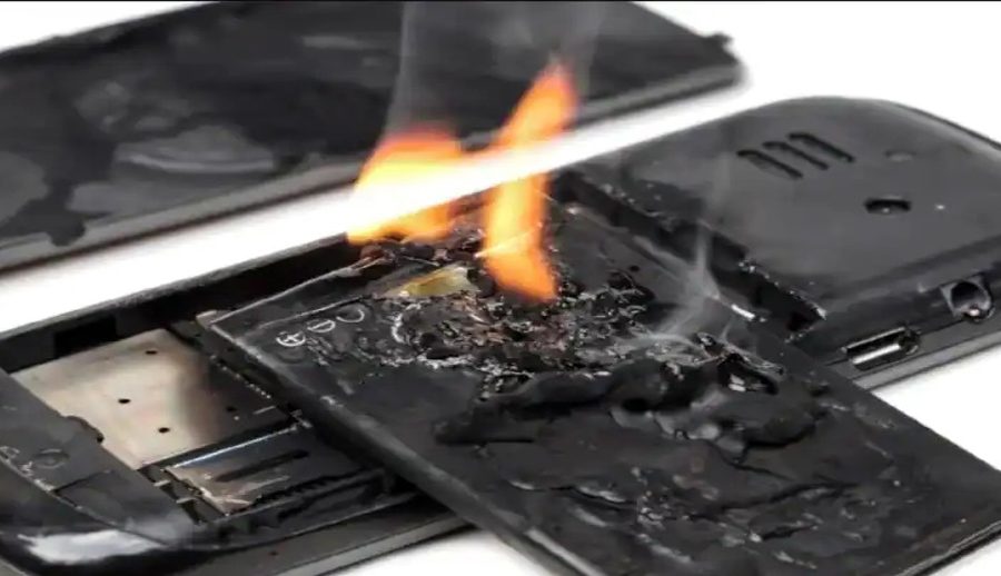 मोबाइलको ब्याट्रीमा आगलागी हुने ५ मुख्य कारण, आजै हटाउनुहोस् यी बानी