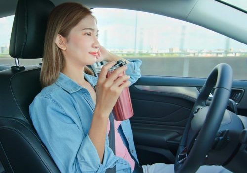 बेलायतका राजमार्गमा स्वचालित कार चलाउँदै गर्दा टीभी हेर्न पाइने