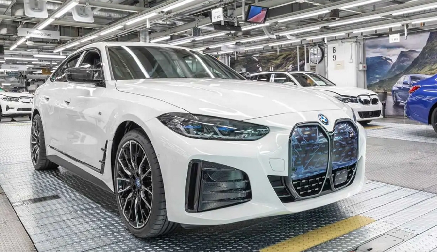 बीएमडब्ल्यूको नयाँ इलेक्ट्रिक कार आई४ सार्वजनिक, एक चार्जमा ५९० किमी रेञ्ज