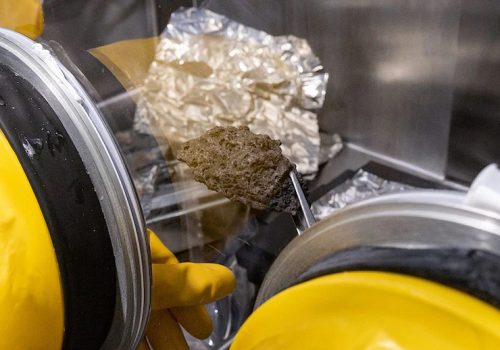 नासाले ५० वर्ष फ्रीजमा राखेर हालै निकालेको चन्द्रमाबाट ल्याइएको नमूनाको के छ विशेषता?