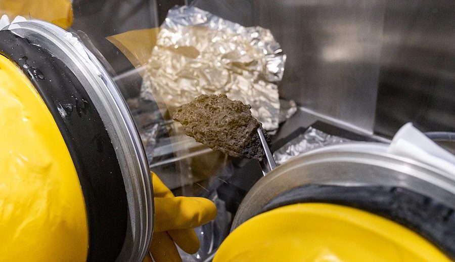 नासाले ५० वर्ष फ्रीजमा राखेर हालै निकालेको चन्द्रमाबाट ल्याइएको नमूनाको के छ विशेषता?