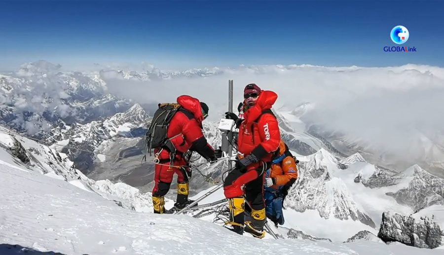 सगरमाथाको शिखरमा चीनद्वारा स्वचालित मौसम निगरानी स्टेशन स्थापना !