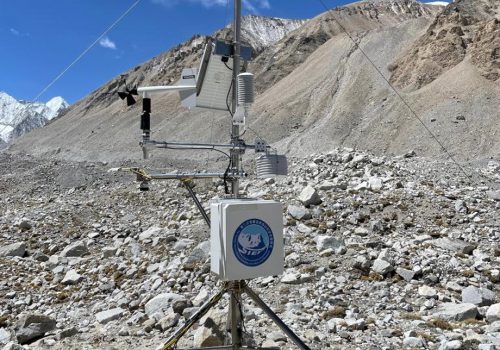 सगरमाथामा स्वचालित मौसम पूर्वानुमान गर्ने स्टेशन स्थापना गर्दै चीन