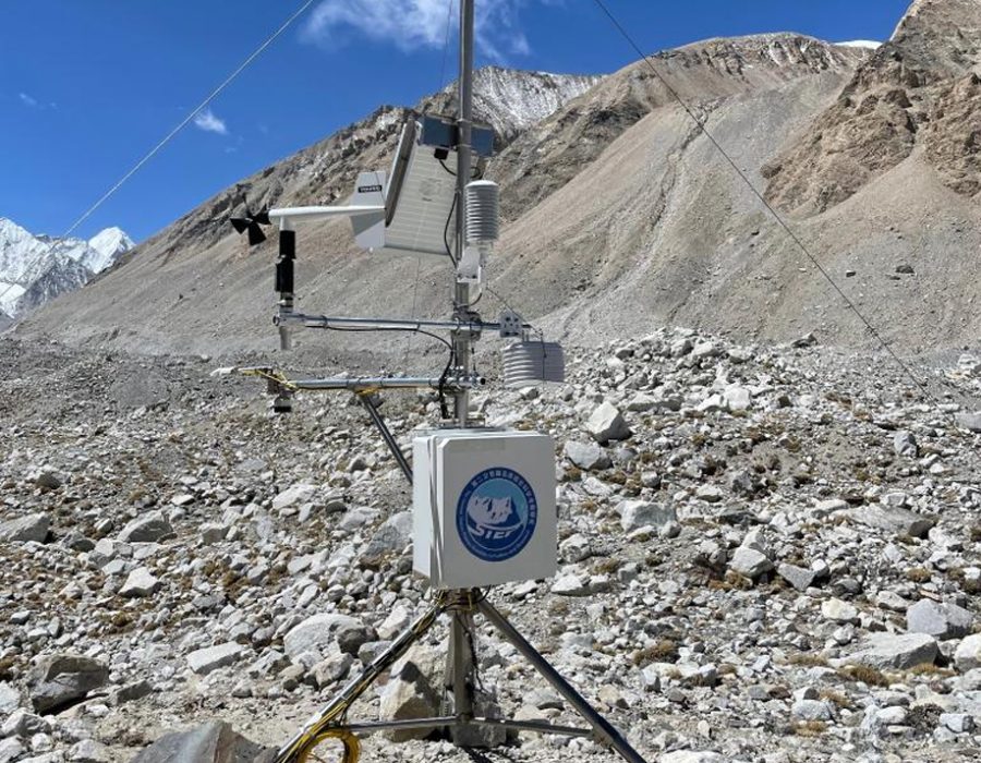 सगरमाथामा स्वचालित मौसम पूर्वानुमान गर्ने स्टेशन स्थापना गर्दै चीन