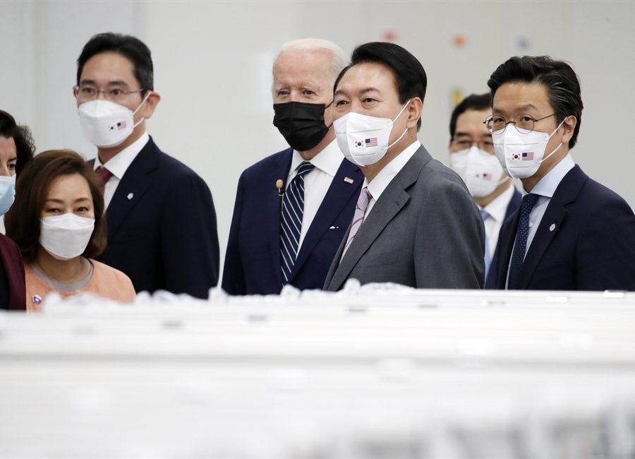 चिप प्लान्ट भ्रमणमा रहेका अमेरिकी राष्ट्रपति र कोरियाली राष्ट्रपतिसँग देखिए सामसङका उपाध्यक्ष ली