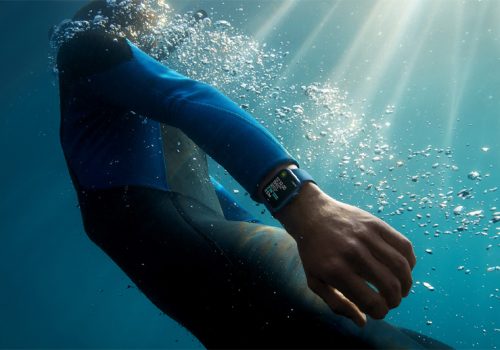 कोलम्बिया नदीमा डुबेकी पौडीबाजलाई बचायो एप्पल वाचले