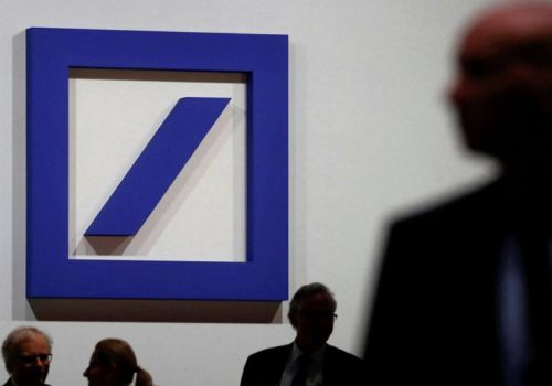 डयच बैंकले निजी म्यासेज ट्र्याक गर्न बैंकरहरूको फोनमा एप इन्स्टल गर्दै