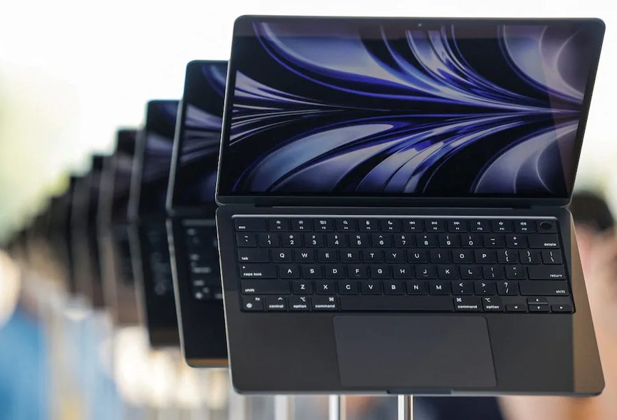 एप्पल १५ इन्च स्क्रिन भएको म्याकबुक एयरमा काम गर्दै, अर्को १२ इन्चको ल्यापटप पनि आउने