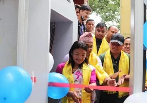 माछापुच्छ्रे बैंकद्वारा हलेसी मन्दिरमा भक्तजन गन्ने मेसिन हस्तान्तरण