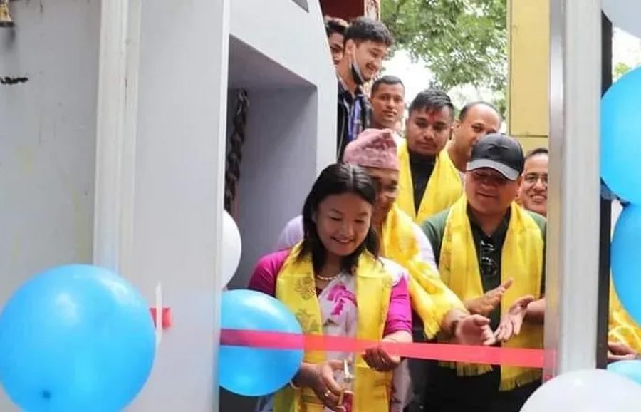 माछापुच्छ्रे बैंकद्वारा हलेसी मन्दिरमा भक्तजन गन्ने मेसिन हस्तान्तरण