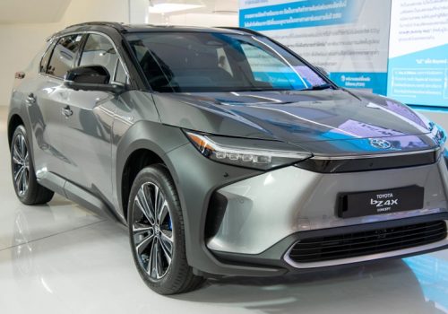 टोयोटाको इलेक्ट्रिक भेहिकल चलाउनुहुन्छ ? होस गर्नुस् गुड्दा गुड्दै निस्किएला चक्का !