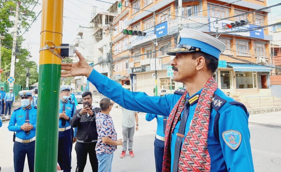झम्सिखेलमा नयाँ जडान गरिएको ट्राफिक लाईट सञ्चालनमा