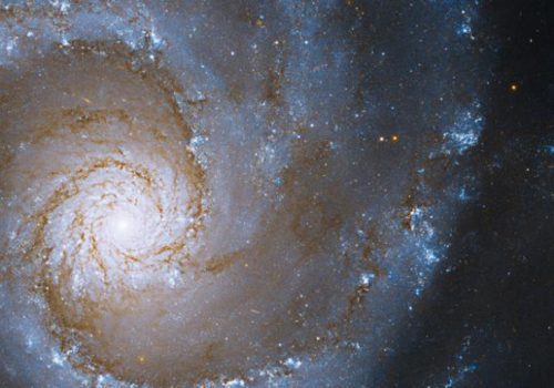 नासाको हबलले खिच्यो भव्य डिजाइनयुक्त स्पाइरल आकाशगंगाको भित्री तस्बिर