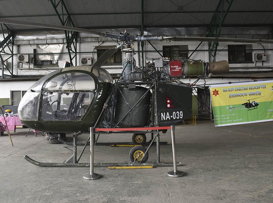 मनमोहन प्राविधिक विश्वविद्यालयलाई अध्ययन प्रयोगका लागि नेपाली सेनाले दियो हेलिकप्टर