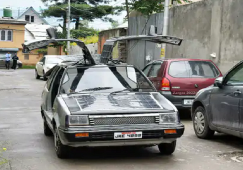 भारतका गणित शिक्षकले बनाए सोलार कार