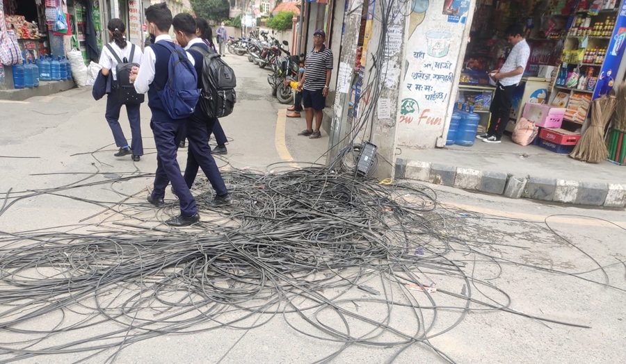 विद्युत प्राधिकरणले फेरी भन्यो- ‘पोलमा भएका इन्टरनेट तथा केबलको तार मिलाऊ नत्र काटिदिन्छौं’