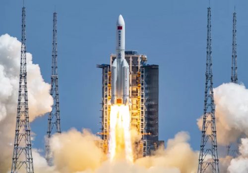 विशाल चिनियाँ रकेट बूस्टर अन्तरिक्षबाट पृथ्वीमा खस्दै !