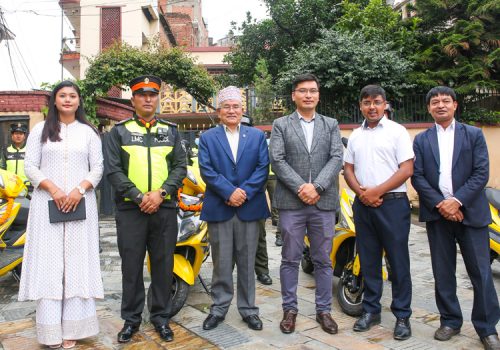 इलेक्ट्रिक स्कूटर प्रयोग गर्दै ललितपुर महानगरपलिकाको क्विक रेस्पोन्स टिमले नगर सुरक्षा गर्ने