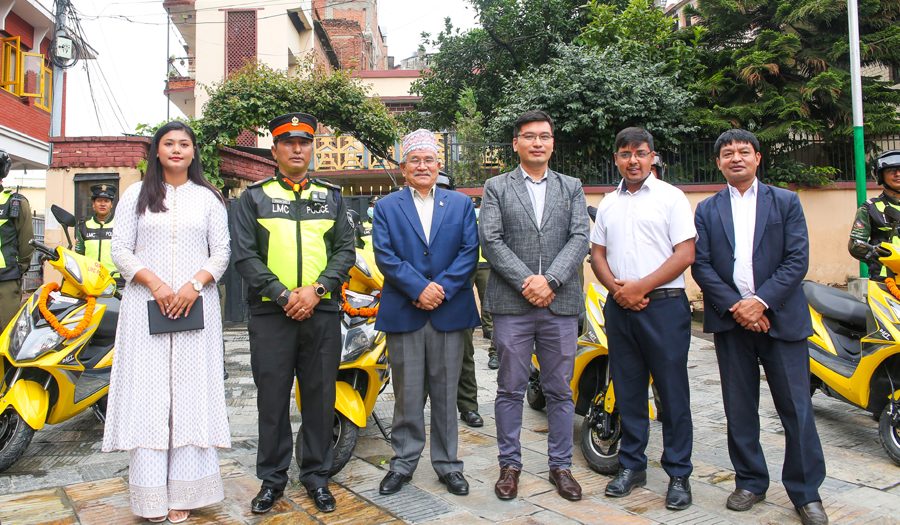 इलेक्ट्रिक स्कूटर प्रयोग गर्दै ललितपुर महानगरपलिकाको क्विक रेस्पोन्स टिमले नगर सुरक्षा गर्ने