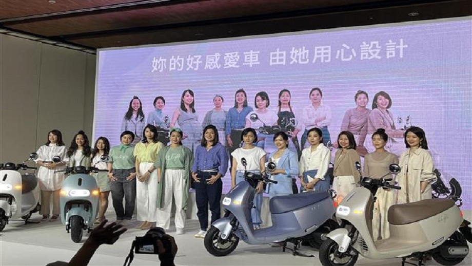 गोगोरोको महिलाद्वारा महिलाकै लागि डिजाइन गरिएको स्कूटर सार्वजनिक