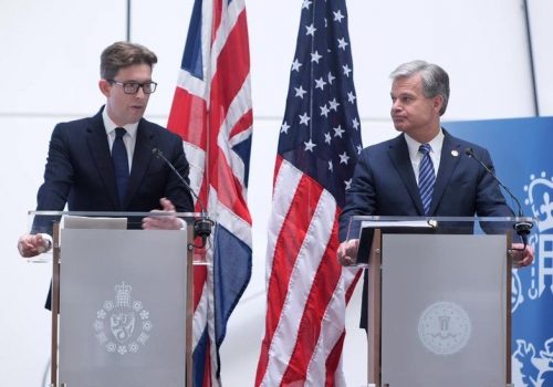 चिनियाँ सरकारले प्रविधि चोर्ने बेलायती र अमेरिकी सुरक्षा प्रमुखको दाबी