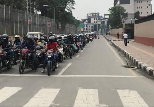 सीसीटिभीबाट लेन अनुशासन अनुगमन गर्दै ट्राफिक प्रहरी