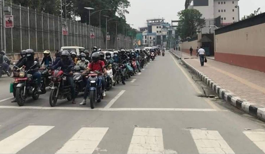 निजी सवारीसाधनलाई यात्रु ओसारपसार गर्न दिएकामा आपत्ति, सोमबारदेखि सेवा ठप्प पार्ने घोषणा