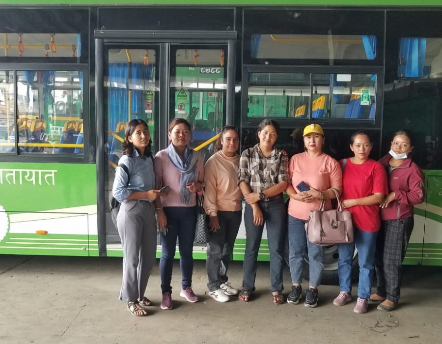 साझाका विद्युतीय बसमा चालक र सह-चालक दुवै महिला