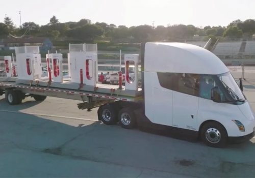 टेस्लाले सुपरचार्जरहरू डेलिभर गर्न आफ्नै इलेक्ट्रिक सेमी ट्रक प्रयोग गर्दै