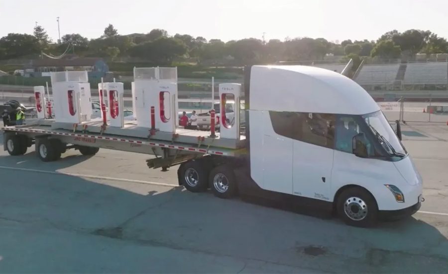 टेस्लाले सुपरचार्जरहरू डेलिभर गर्न आफ्नै इलेक्ट्रिक सेमी ट्रक प्रयोग गर्दै