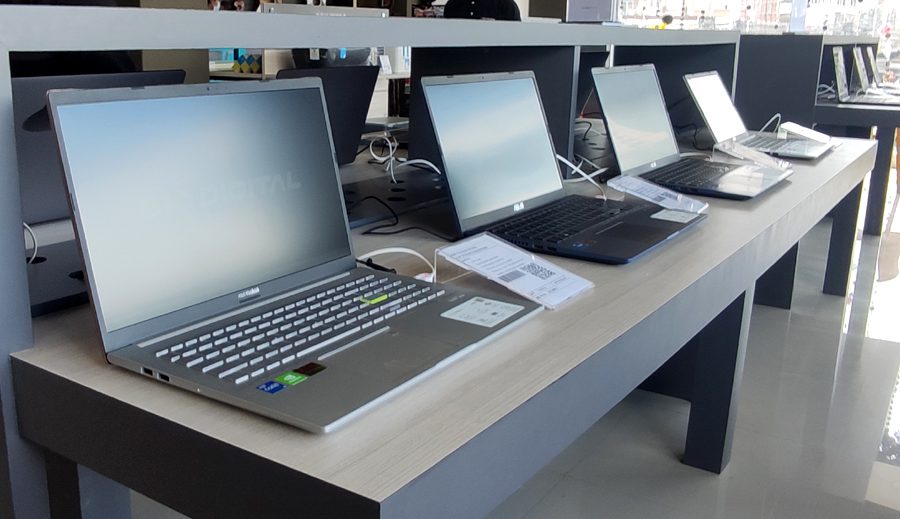 आठ सामुदायिक विद्यालयलाई ल्यापटप वितरण, प्रति ल्यापटपको मूल्य ९० हजार रुपैयाँ