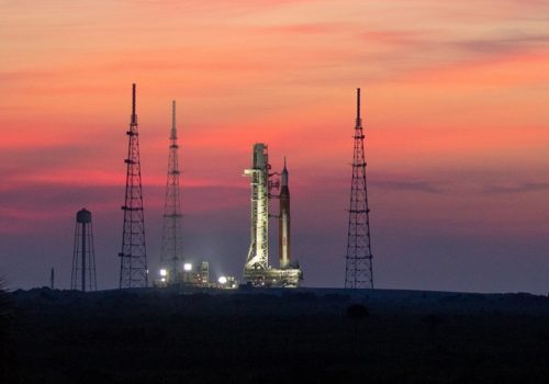 आर्टेमिस १ अन्तरिक्ष यान प्रक्षेपणको लागि एसएलएस नासाको लन्च प्याडमा